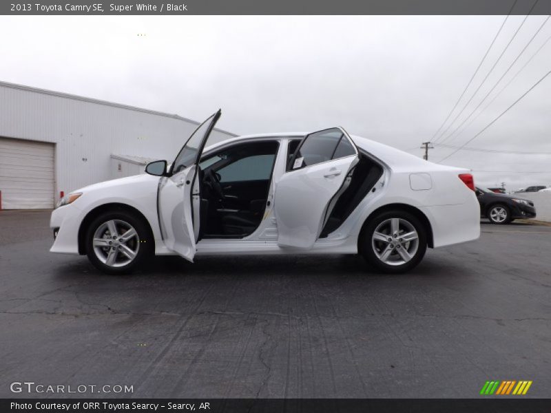 Super White / Black 2013 Toyota Camry SE