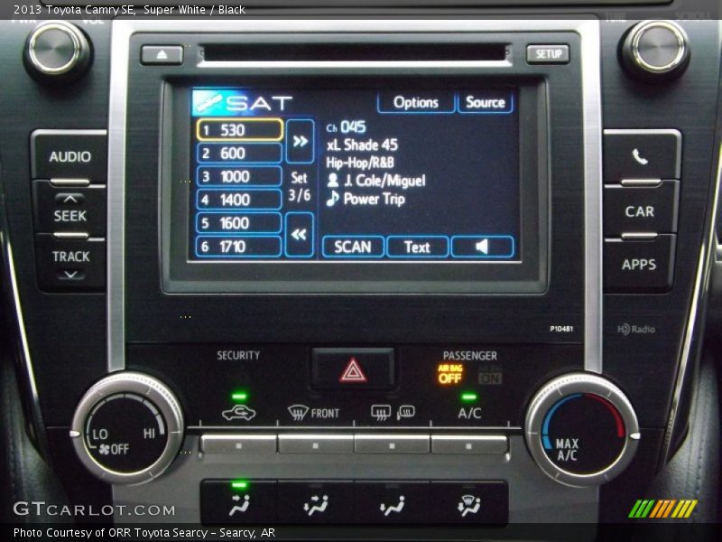 Super White / Black 2013 Toyota Camry SE