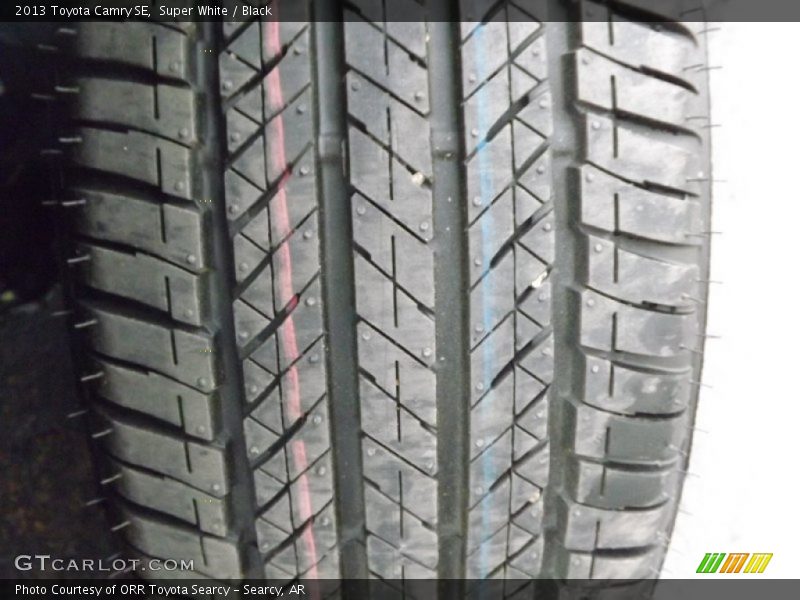 Super White / Black 2013 Toyota Camry SE