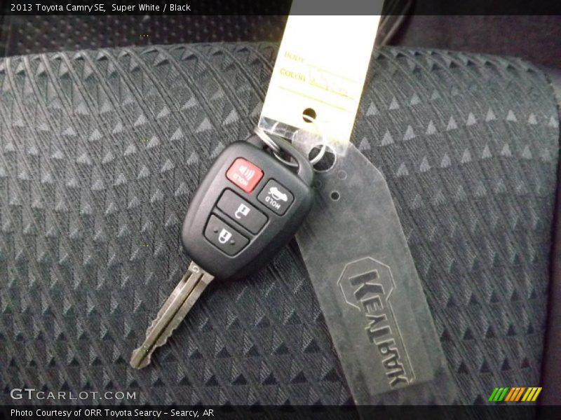 Super White / Black 2013 Toyota Camry SE