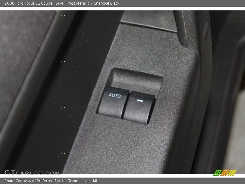 Silver Frost Metallic / Charcoal Black 2008 Ford Focus SE Coupe