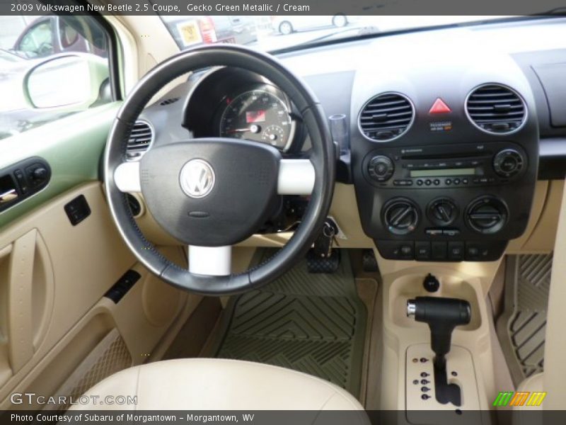 Gecko Green Metallic / Cream 2009 Volkswagen New Beetle 2.5 Coupe