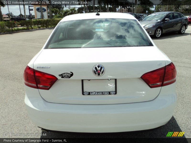 Candy White / Titan Black 2012 Volkswagen Passat 2.5L SE
