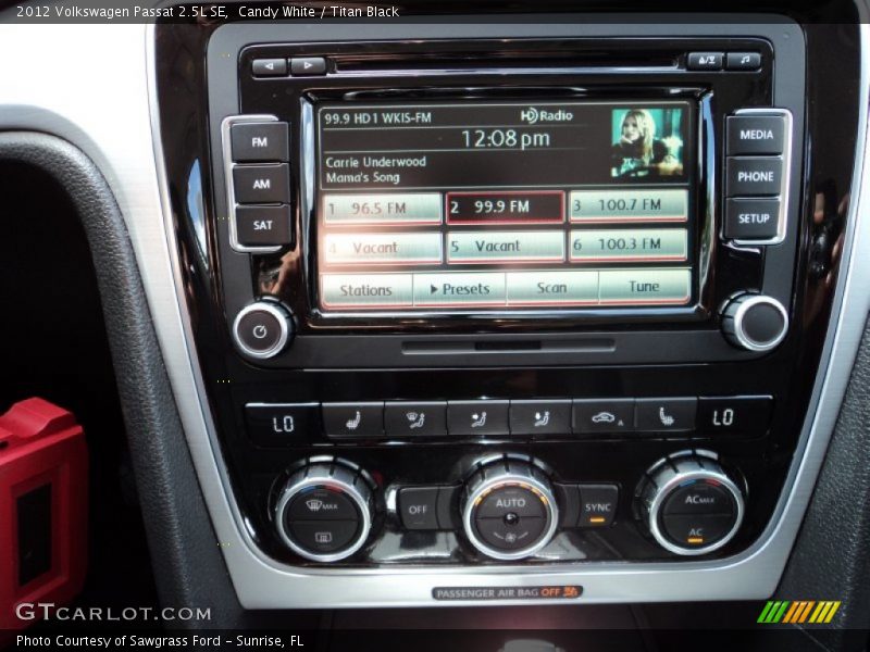 Candy White / Titan Black 2012 Volkswagen Passat 2.5L SE
