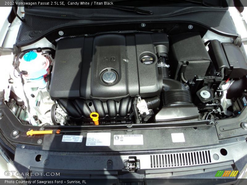 Candy White / Titan Black 2012 Volkswagen Passat 2.5L SE