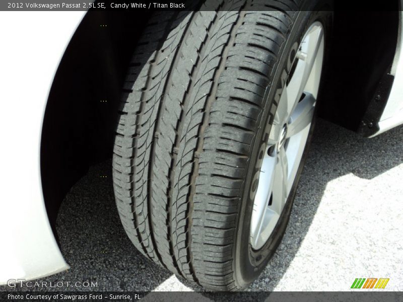 Candy White / Titan Black 2012 Volkswagen Passat 2.5L SE