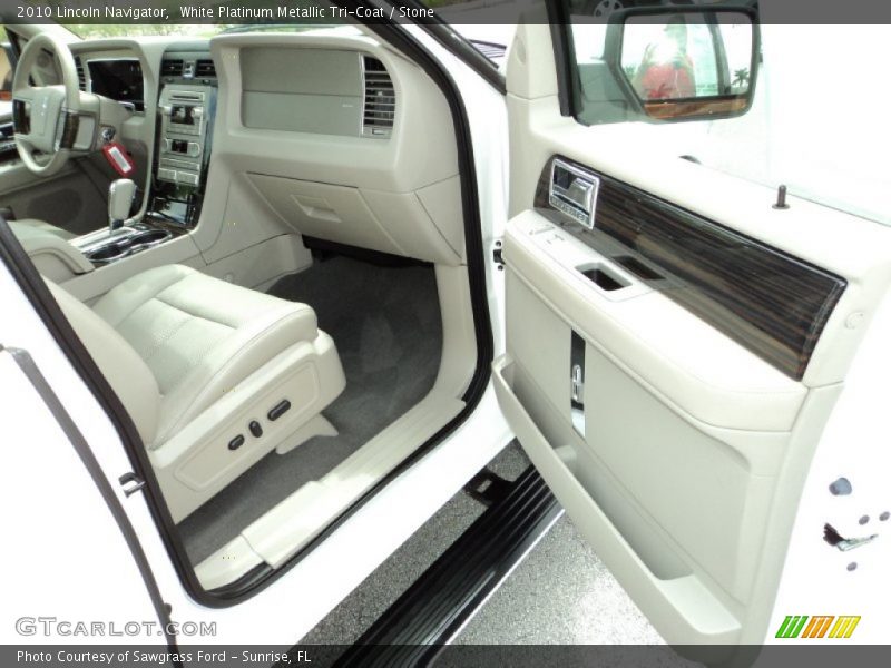 White Platinum Metallic Tri-Coat / Stone 2010 Lincoln Navigator