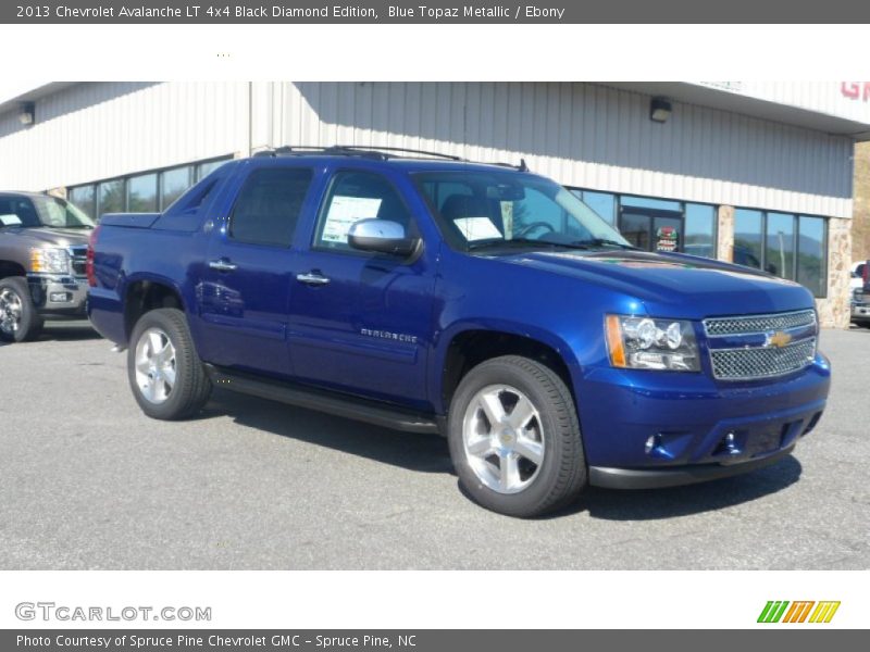 Front 3/4 View of 2013 Avalanche LT 4x4 Black Diamond Edition