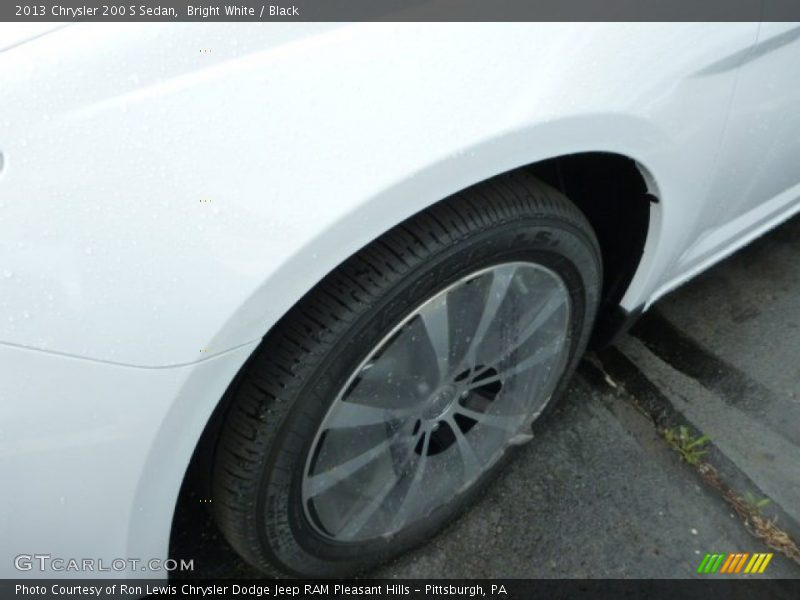 Bright White / Black 2013 Chrysler 200 S Sedan