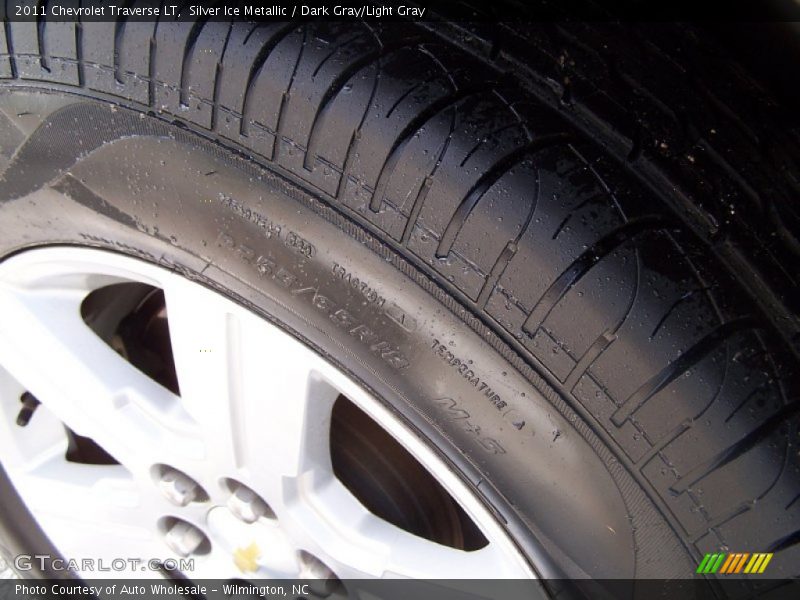 Silver Ice Metallic / Dark Gray/Light Gray 2011 Chevrolet Traverse LT