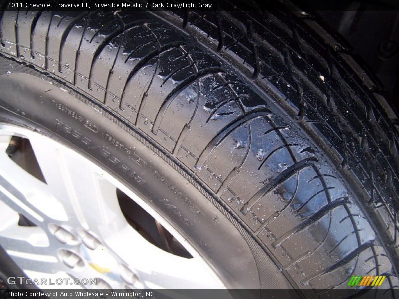 Silver Ice Metallic / Dark Gray/Light Gray 2011 Chevrolet Traverse LT