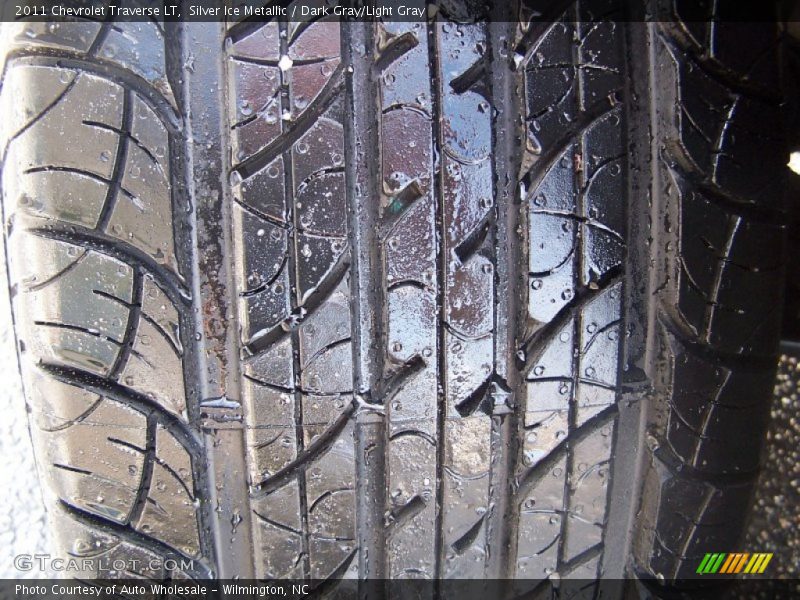 Silver Ice Metallic / Dark Gray/Light Gray 2011 Chevrolet Traverse LT