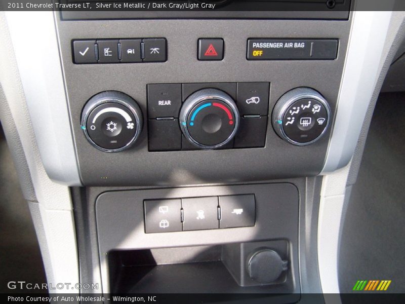 Silver Ice Metallic / Dark Gray/Light Gray 2011 Chevrolet Traverse LT