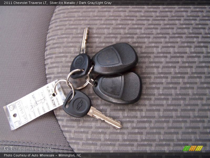 Silver Ice Metallic / Dark Gray/Light Gray 2011 Chevrolet Traverse LT