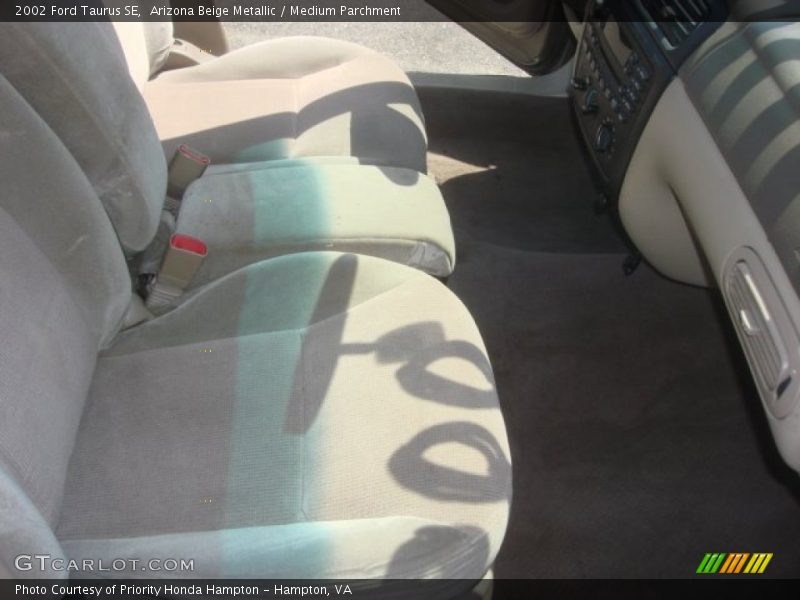 Arizona Beige Metallic / Medium Parchment 2002 Ford Taurus SE