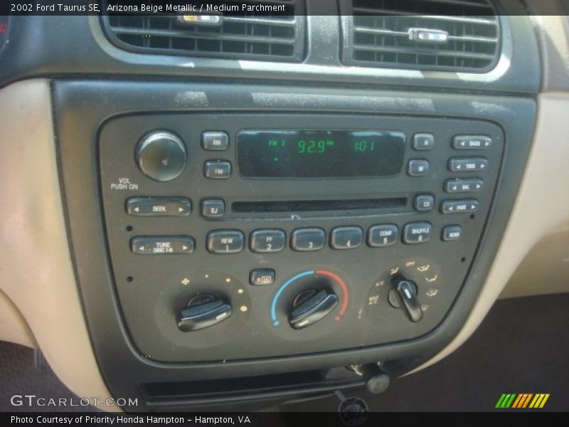 Arizona Beige Metallic / Medium Parchment 2002 Ford Taurus SE