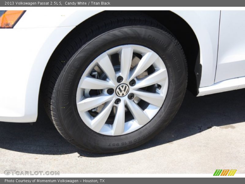 Candy White / Titan Black 2013 Volkswagen Passat 2.5L S