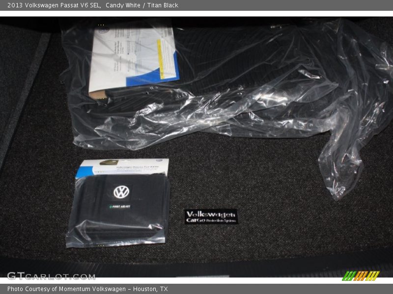 Candy White / Titan Black 2013 Volkswagen Passat V6 SEL