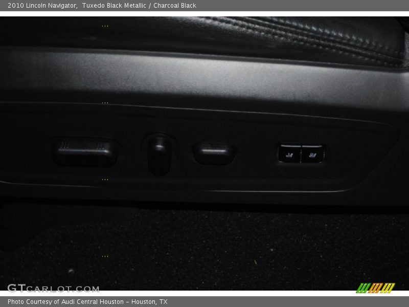 Tuxedo Black Metallic / Charcoal Black 2010 Lincoln Navigator