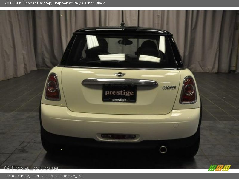 Pepper White / Carbon Black 2013 Mini Cooper Hardtop