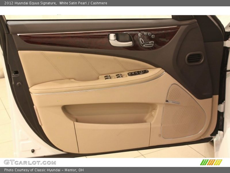 Door Panel of 2012 Equus Signature