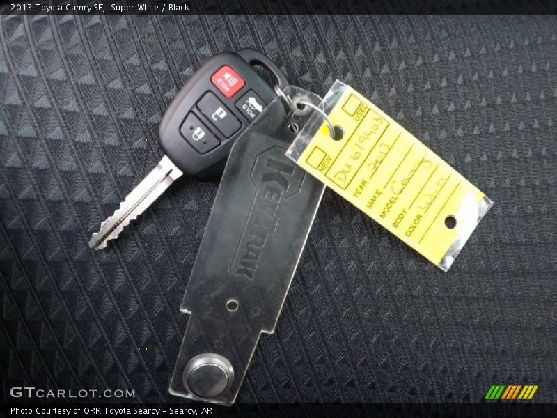 Super White / Black 2013 Toyota Camry SE