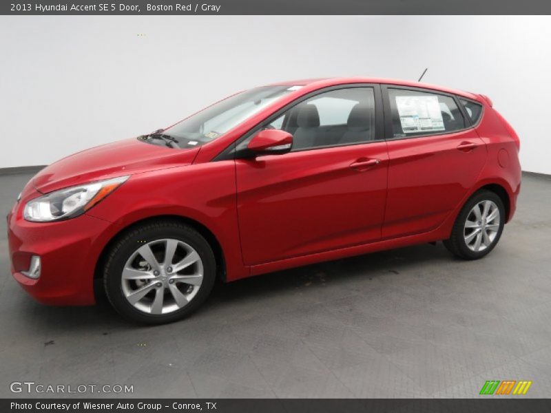 Front 3/4 View of 2013 Accent SE 5 Door