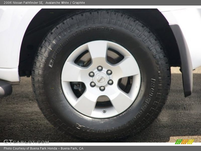 Avalanche White / Graphite 2006 Nissan Pathfinder SE