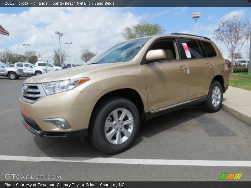 Front 3/4 View of 2013 Highlander 