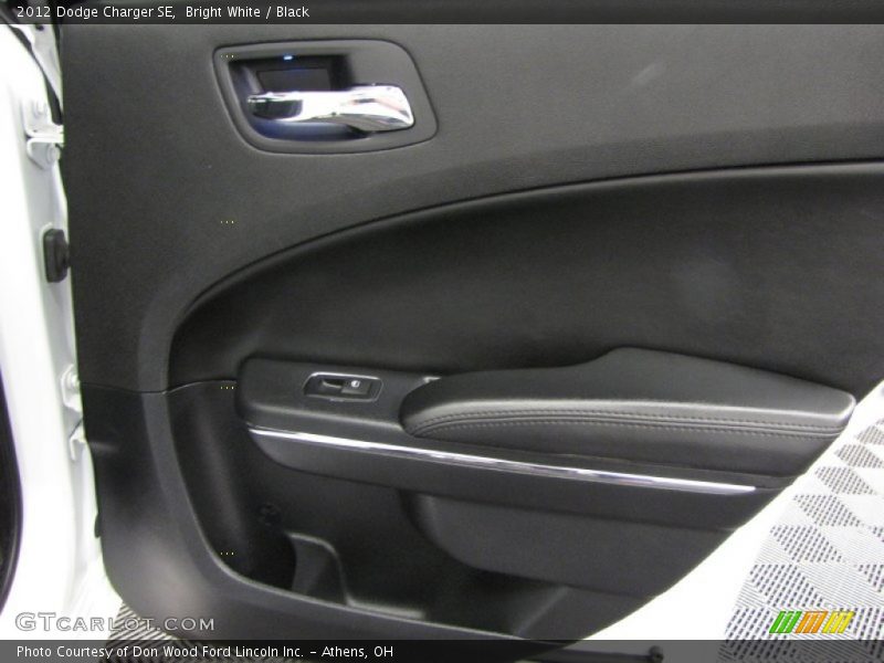 Bright White / Black 2012 Dodge Charger SE