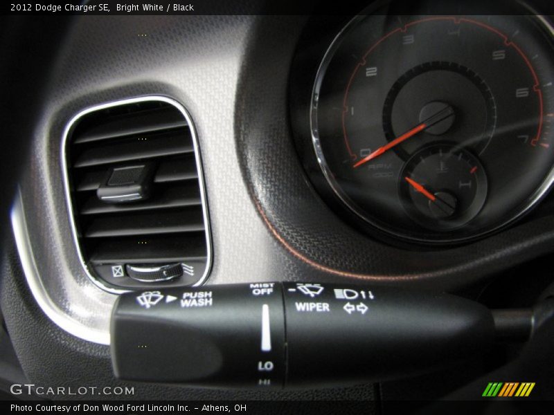 Bright White / Black 2012 Dodge Charger SE
