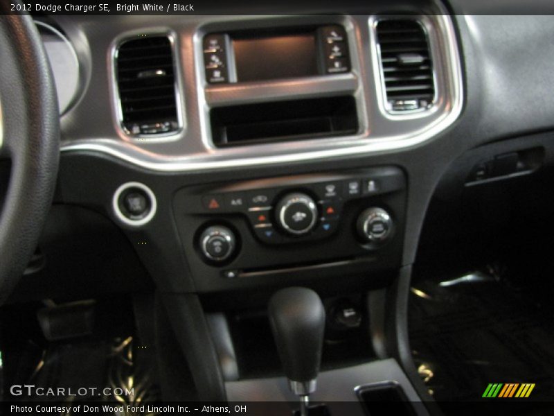 Bright White / Black 2012 Dodge Charger SE