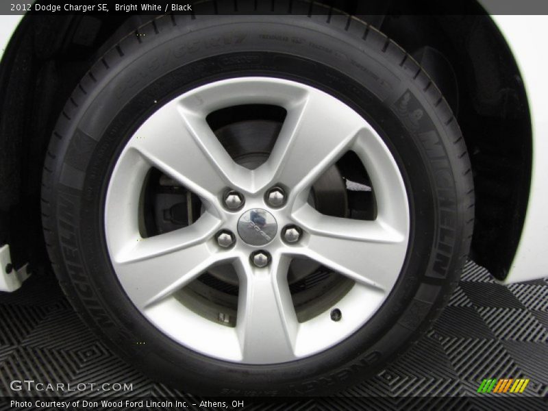 Bright White / Black 2012 Dodge Charger SE