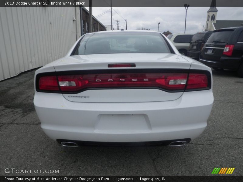 Bright White / Black 2013 Dodge Charger SE