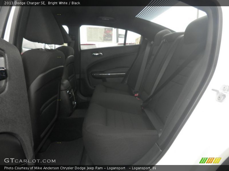 Bright White / Black 2013 Dodge Charger SE