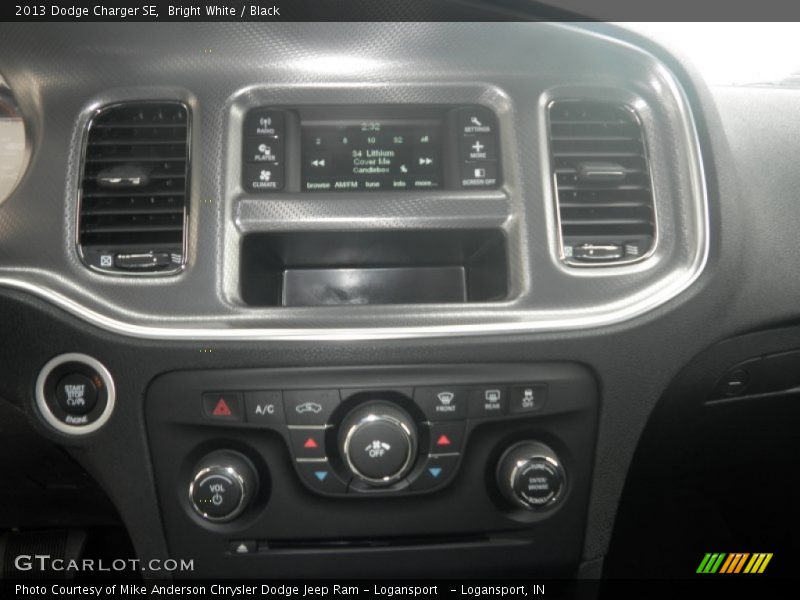 Bright White / Black 2013 Dodge Charger SE