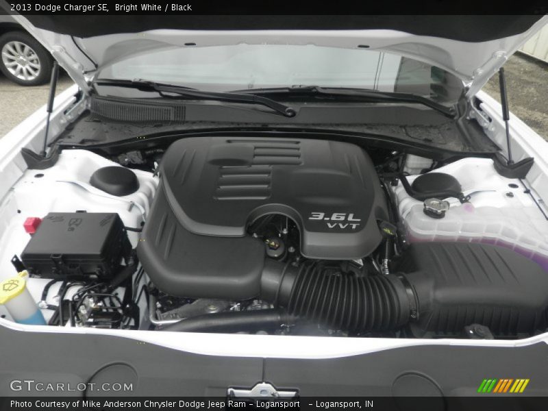 Bright White / Black 2013 Dodge Charger SE