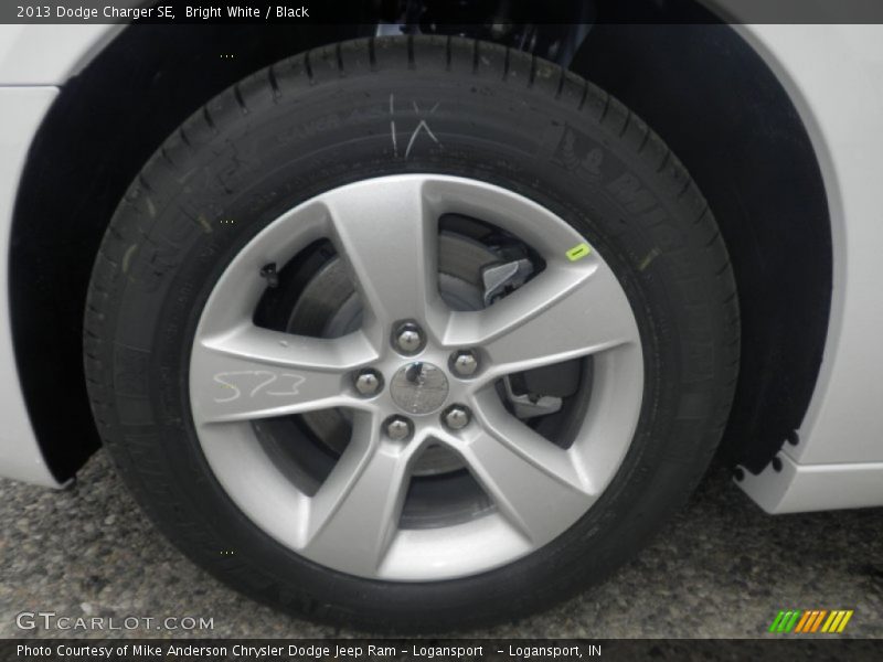Bright White / Black 2013 Dodge Charger SE