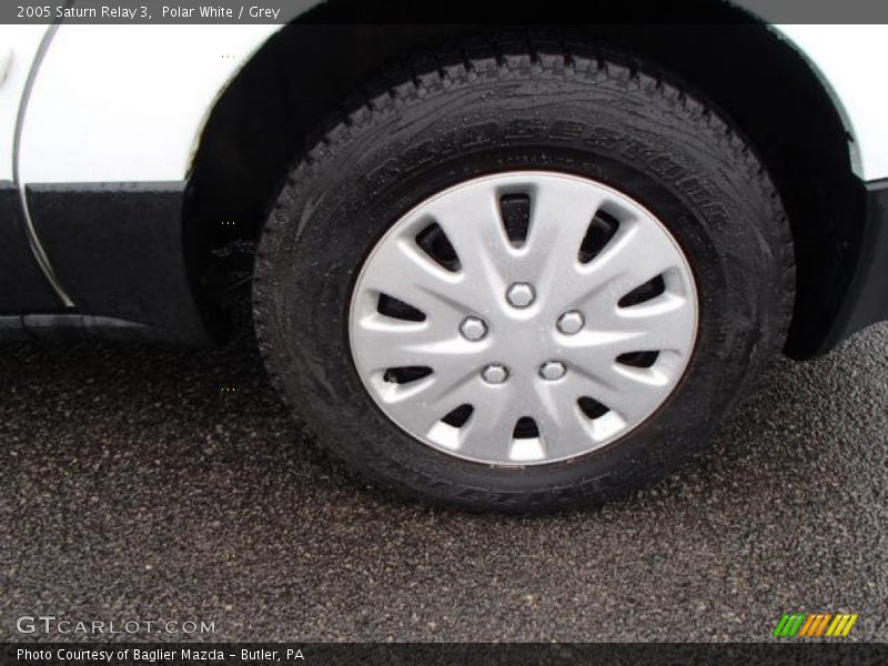 Polar White / Grey 2005 Saturn Relay 3