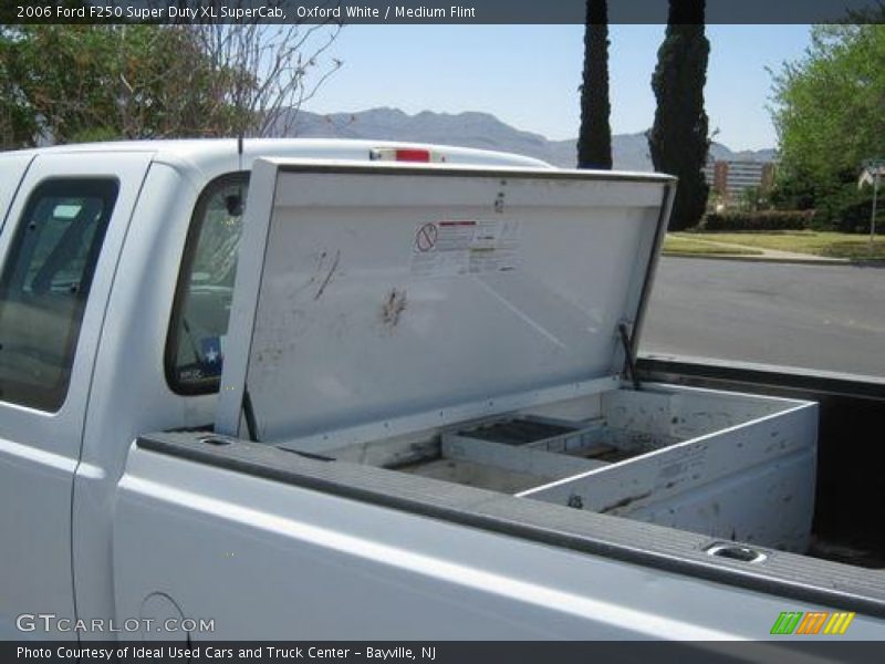 Oxford White / Medium Flint 2006 Ford F250 Super Duty XL SuperCab