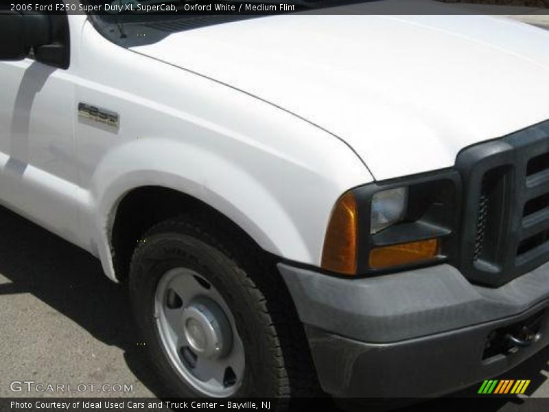 Oxford White / Medium Flint 2006 Ford F250 Super Duty XL SuperCab