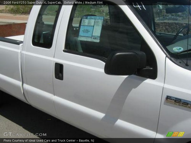 Oxford White / Medium Flint 2006 Ford F250 Super Duty XL SuperCab
