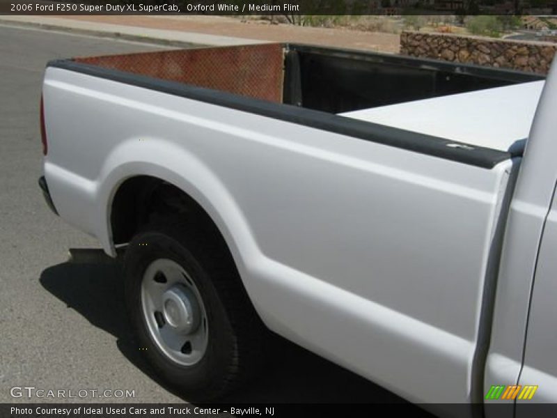 Oxford White / Medium Flint 2006 Ford F250 Super Duty XL SuperCab