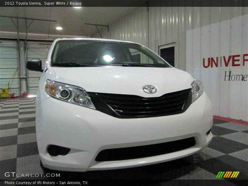 Super White / Bisque 2012 Toyota Sienna