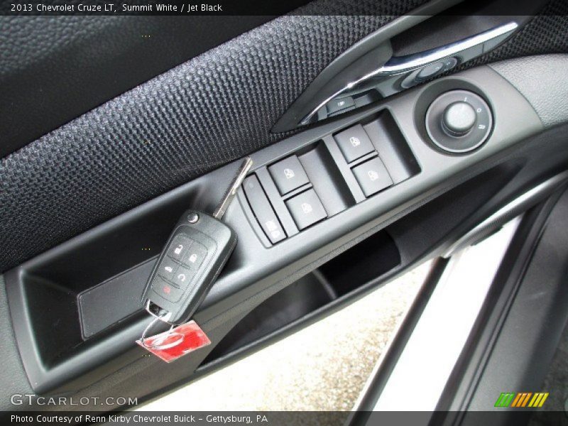 Summit White / Jet Black 2013 Chevrolet Cruze LT