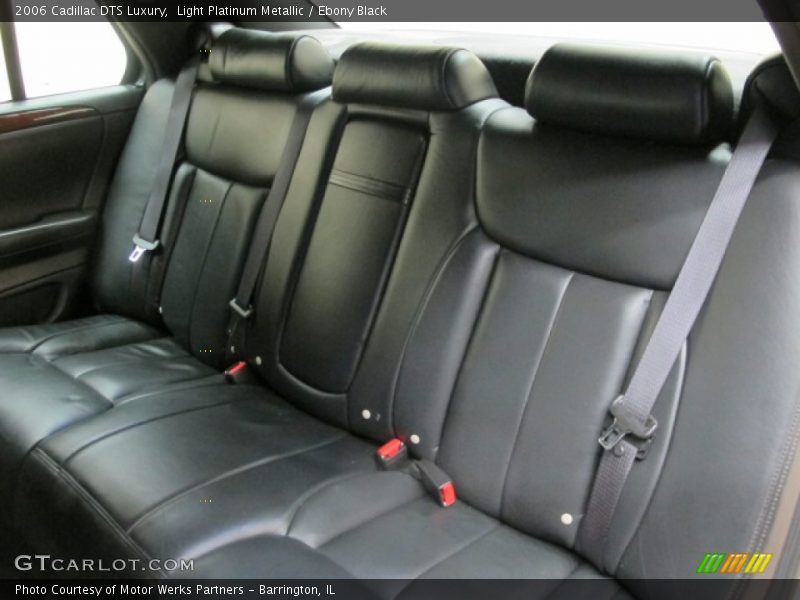 Light Platinum Metallic / Ebony Black 2006 Cadillac DTS Luxury
