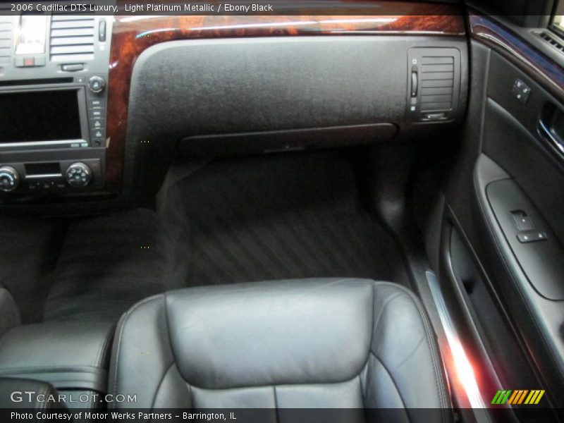 Light Platinum Metallic / Ebony Black 2006 Cadillac DTS Luxury