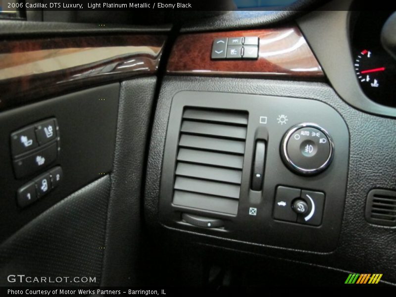Light Platinum Metallic / Ebony Black 2006 Cadillac DTS Luxury