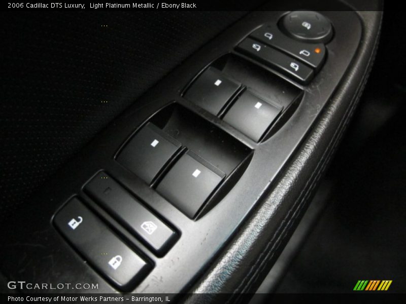 Light Platinum Metallic / Ebony Black 2006 Cadillac DTS Luxury