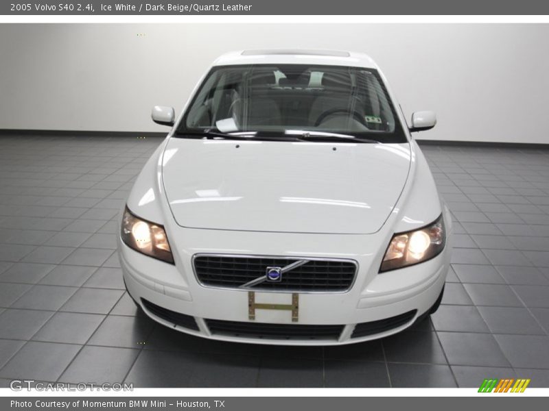 Ice White / Dark Beige/Quartz Leather 2005 Volvo S40 2.4i